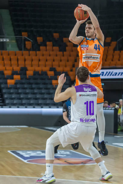 弗赖堡中场 弗赖堡中场